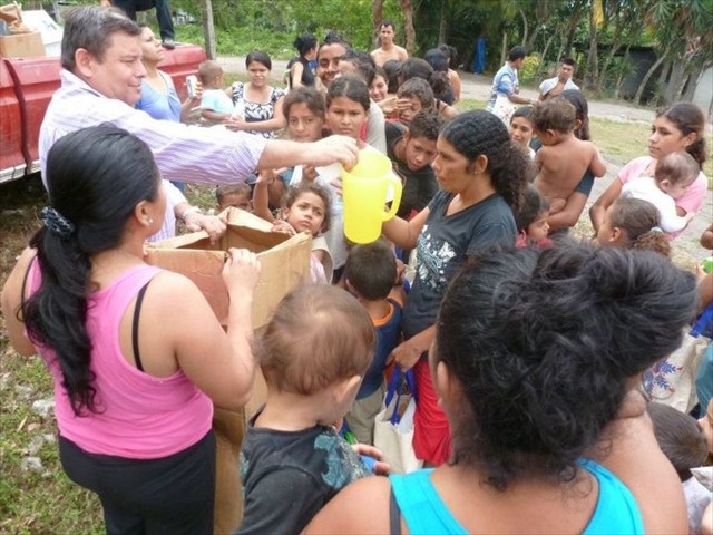 Julio is distributing donated Rubbermaid pitchers to the Honduran Mom's. 